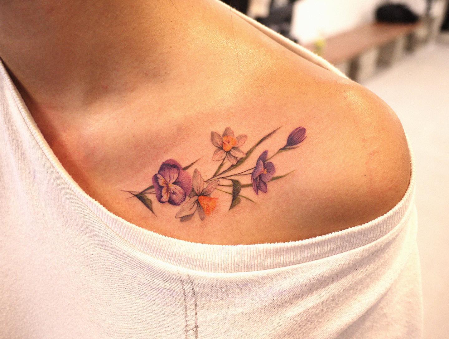 Tatuaje de Flores Violeta y Narciso