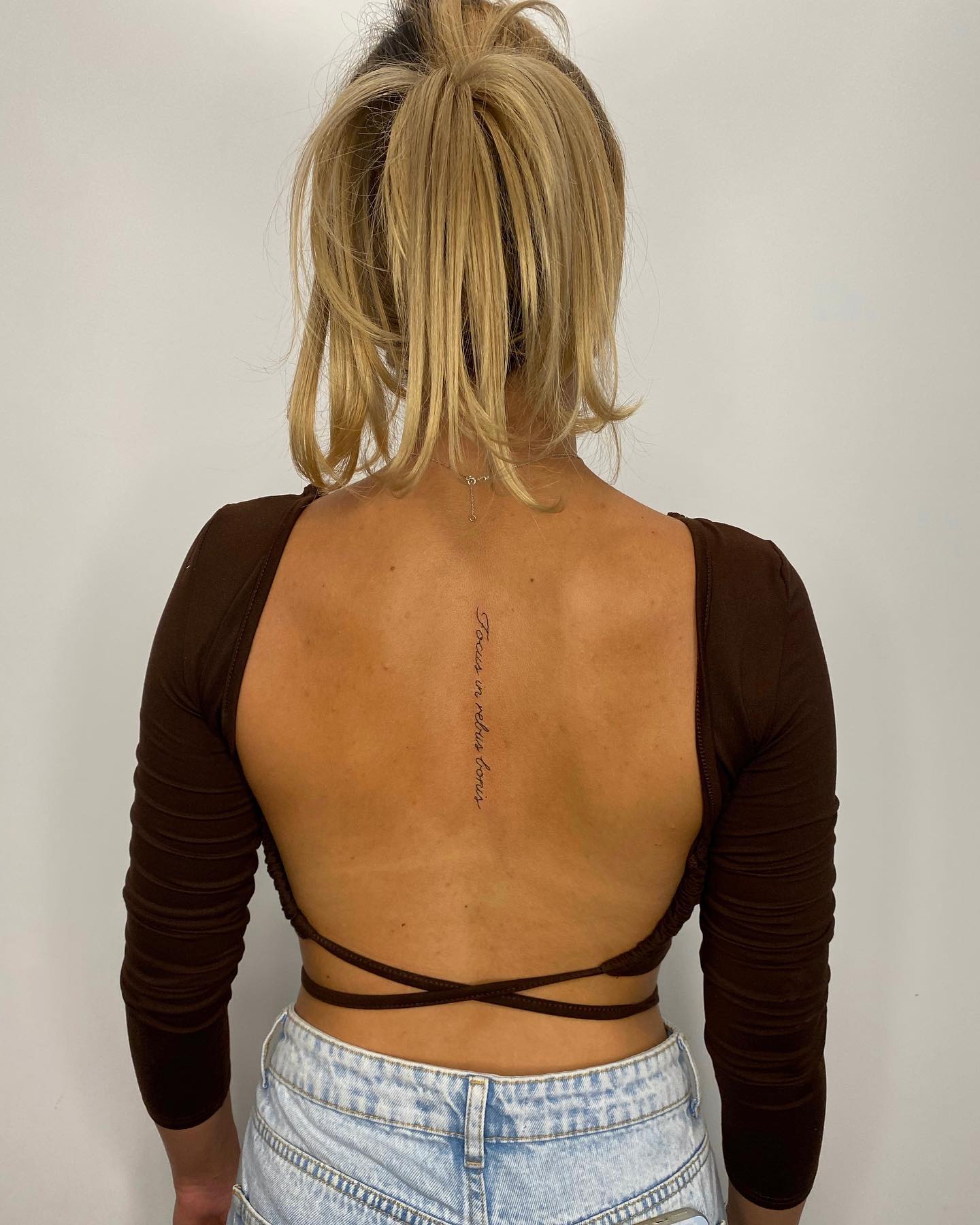 Tatuaje de Frase Elegante en la Espalda