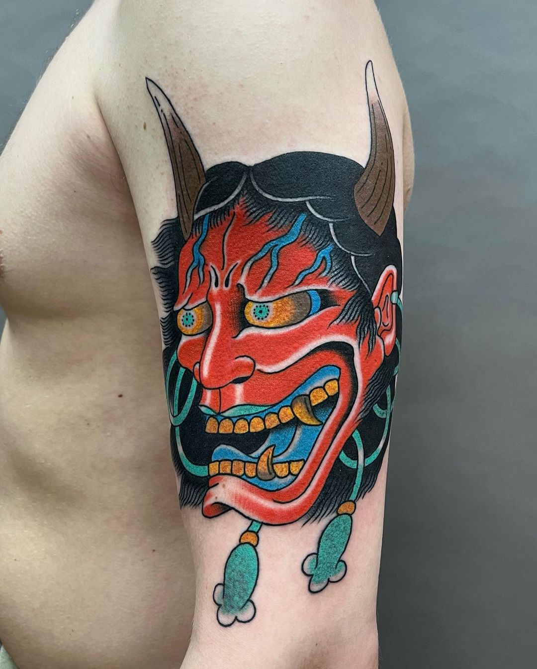Tatuaje de la máscara Oni vívida.
