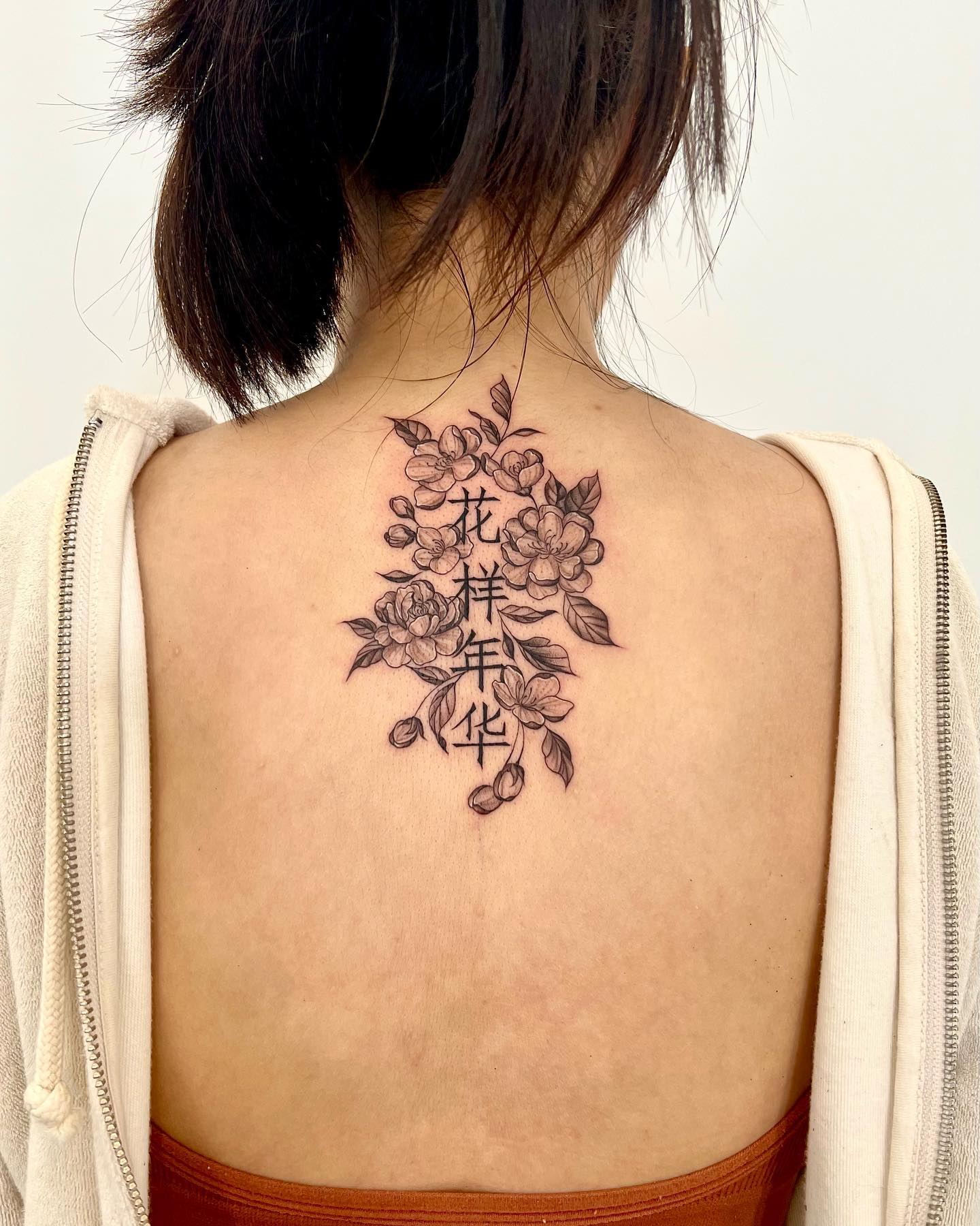 Tatuaje de letras chinas en la espalda