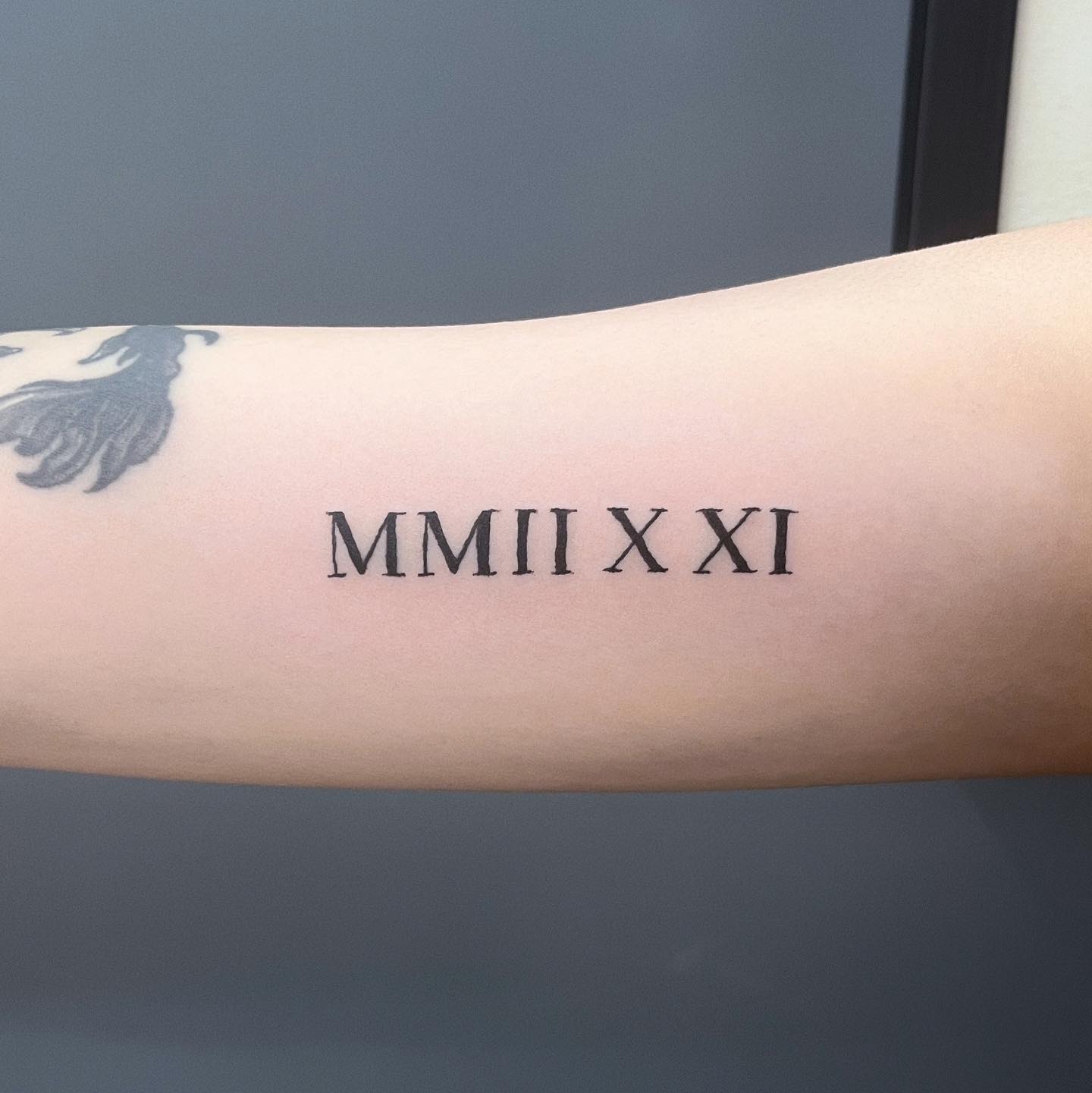 Tatuaje de líneas negras y números romanos