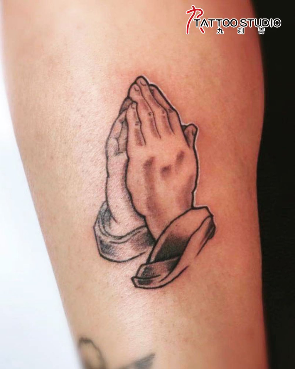 Tatuaje de Manos de Oración Pequeñas