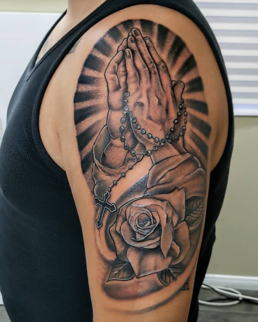 Tatuaje de Manos en Oración.