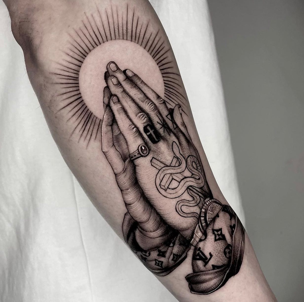 Tatuaje de manos rezando elegante