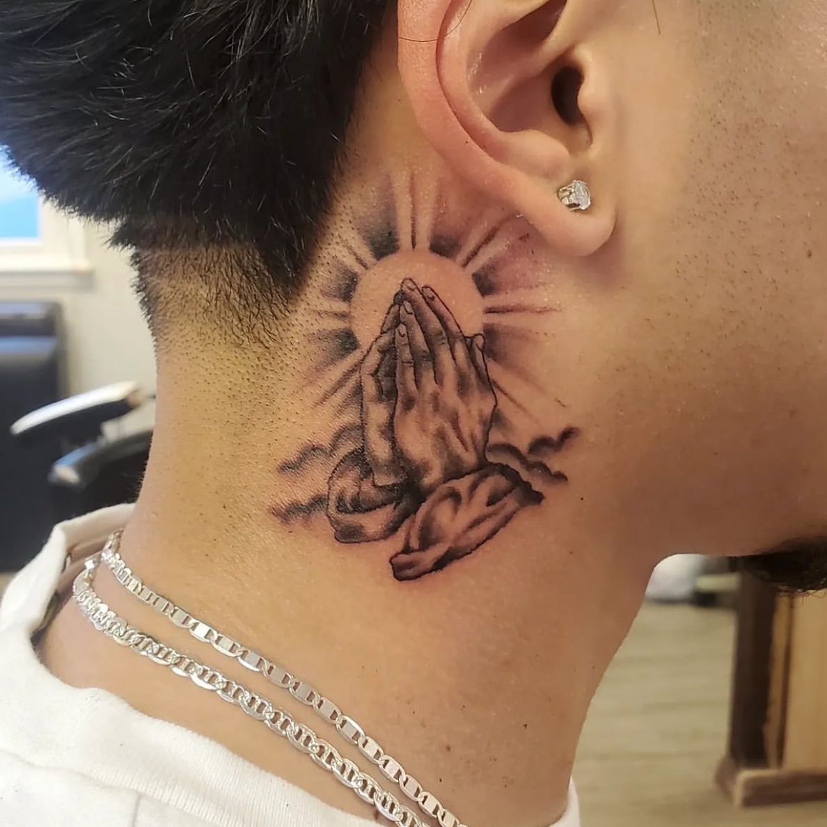 Tatuaje de Manos Rezando en el Cuello