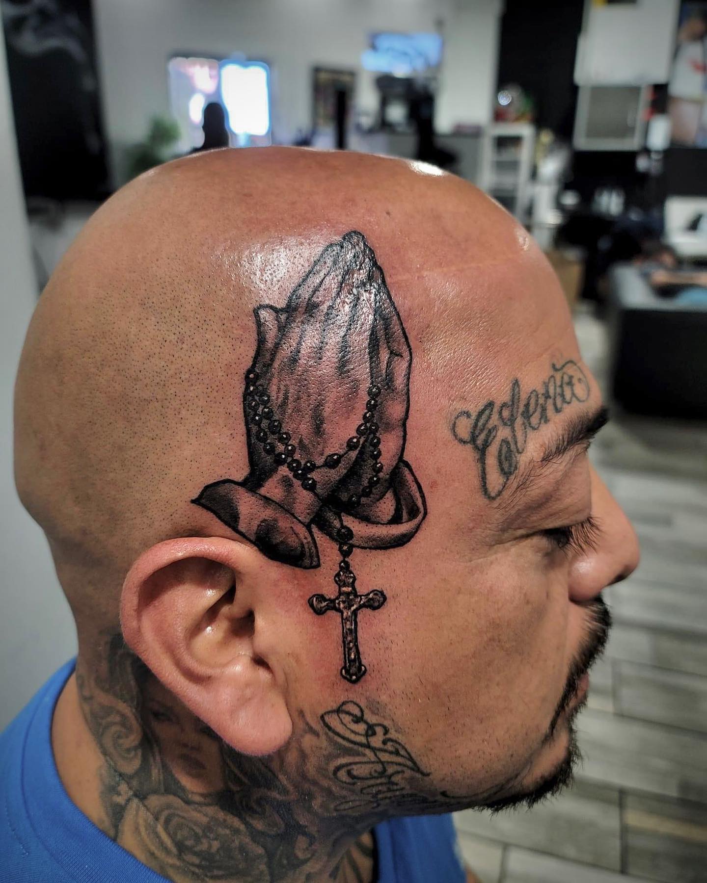 Tatuaje de Manos Rezando en la Cabeza