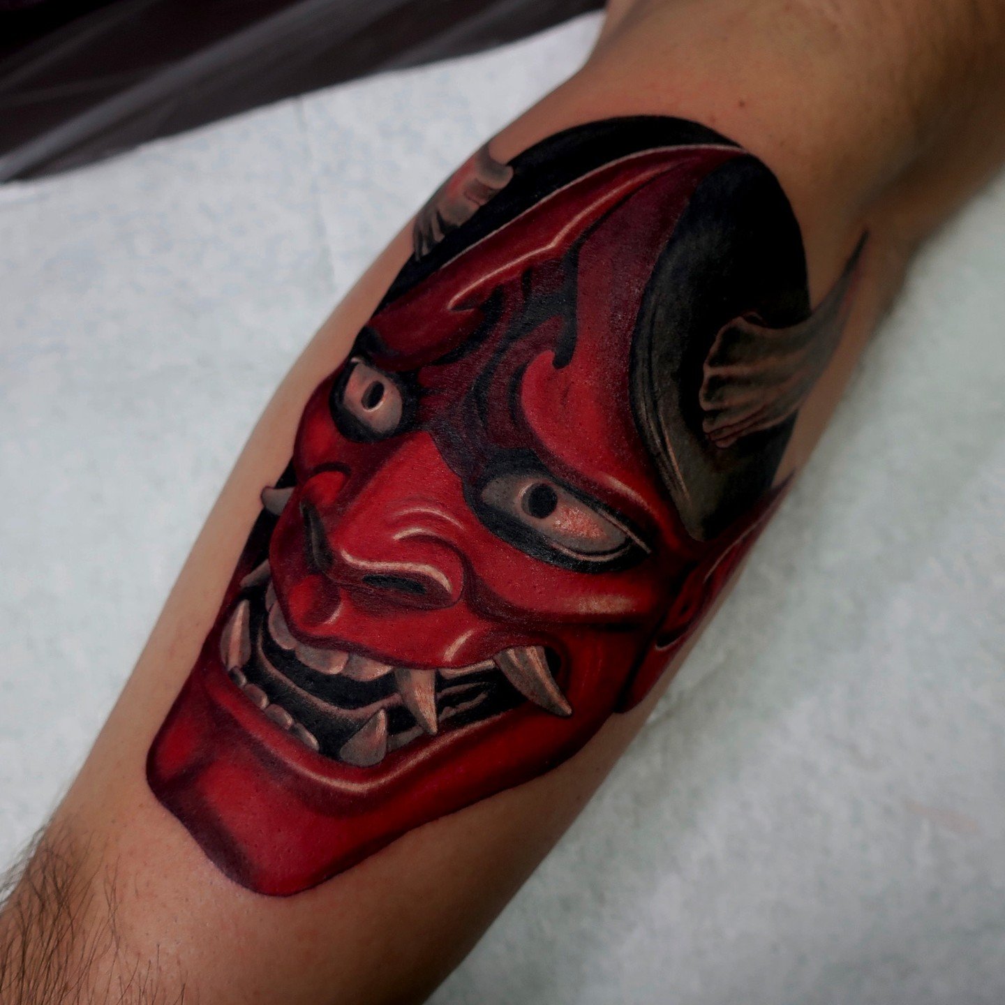 Tatuaje de máscara de Oni simétrica.