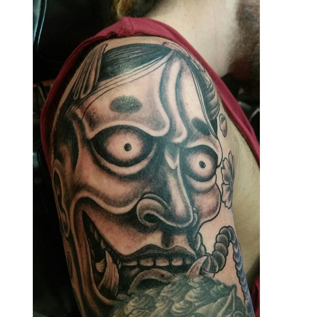 Tatuaje de Máscara Oni en el brazo.