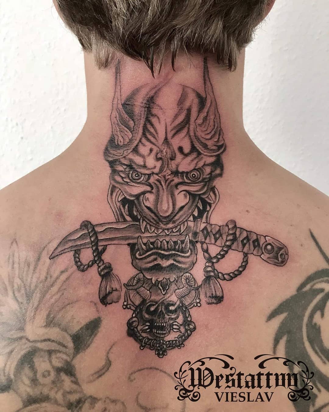 Tatuaje de máscara Oni en la espalda.