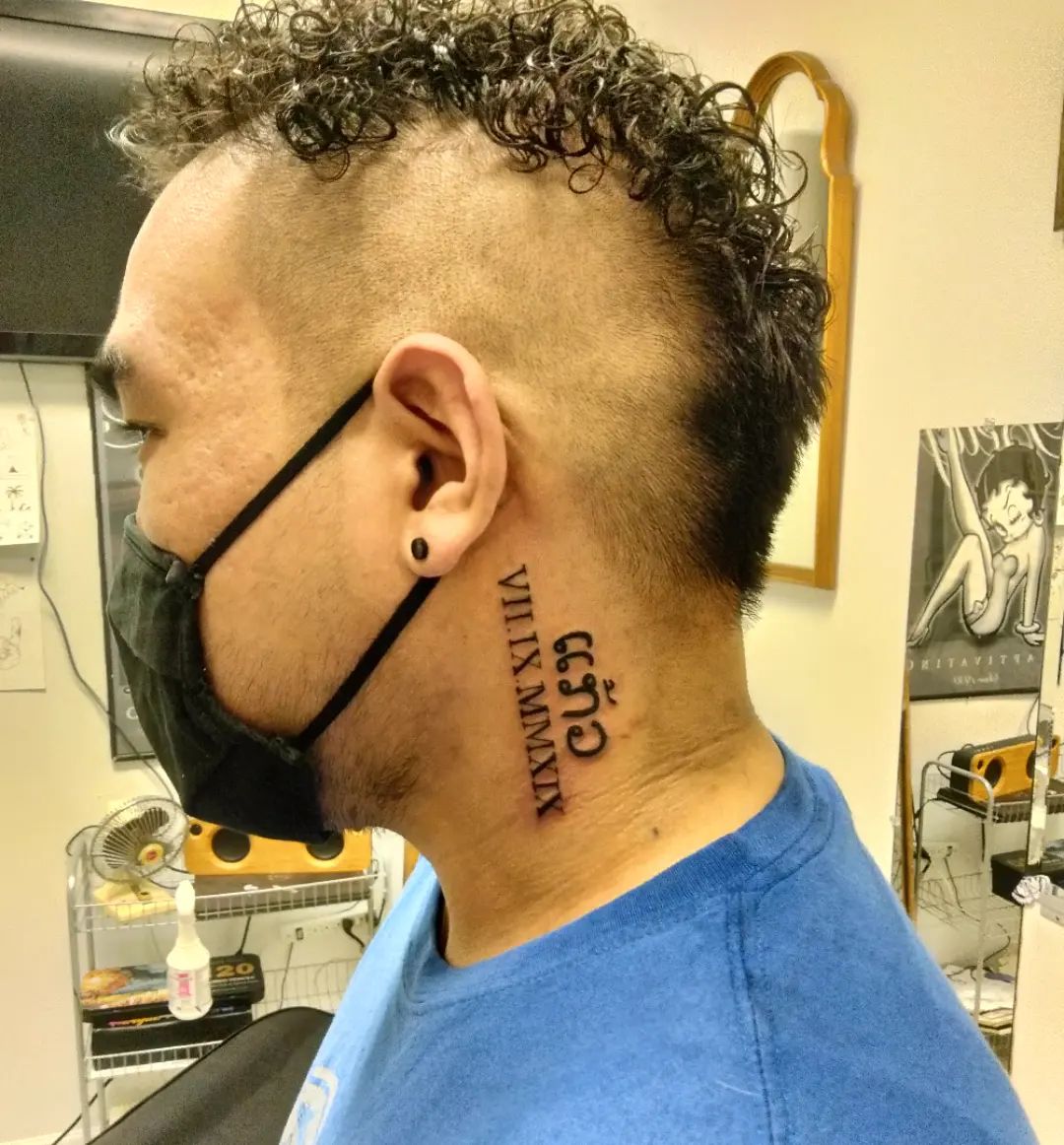 Tatuaje de Número Romano en el Cuello Pequeño