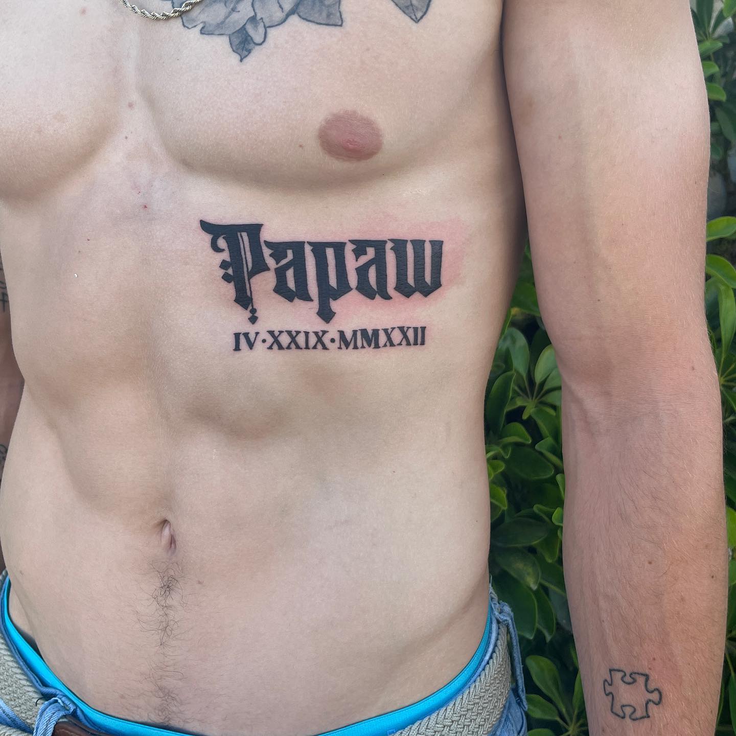Tatuaje de número romano para hombres.