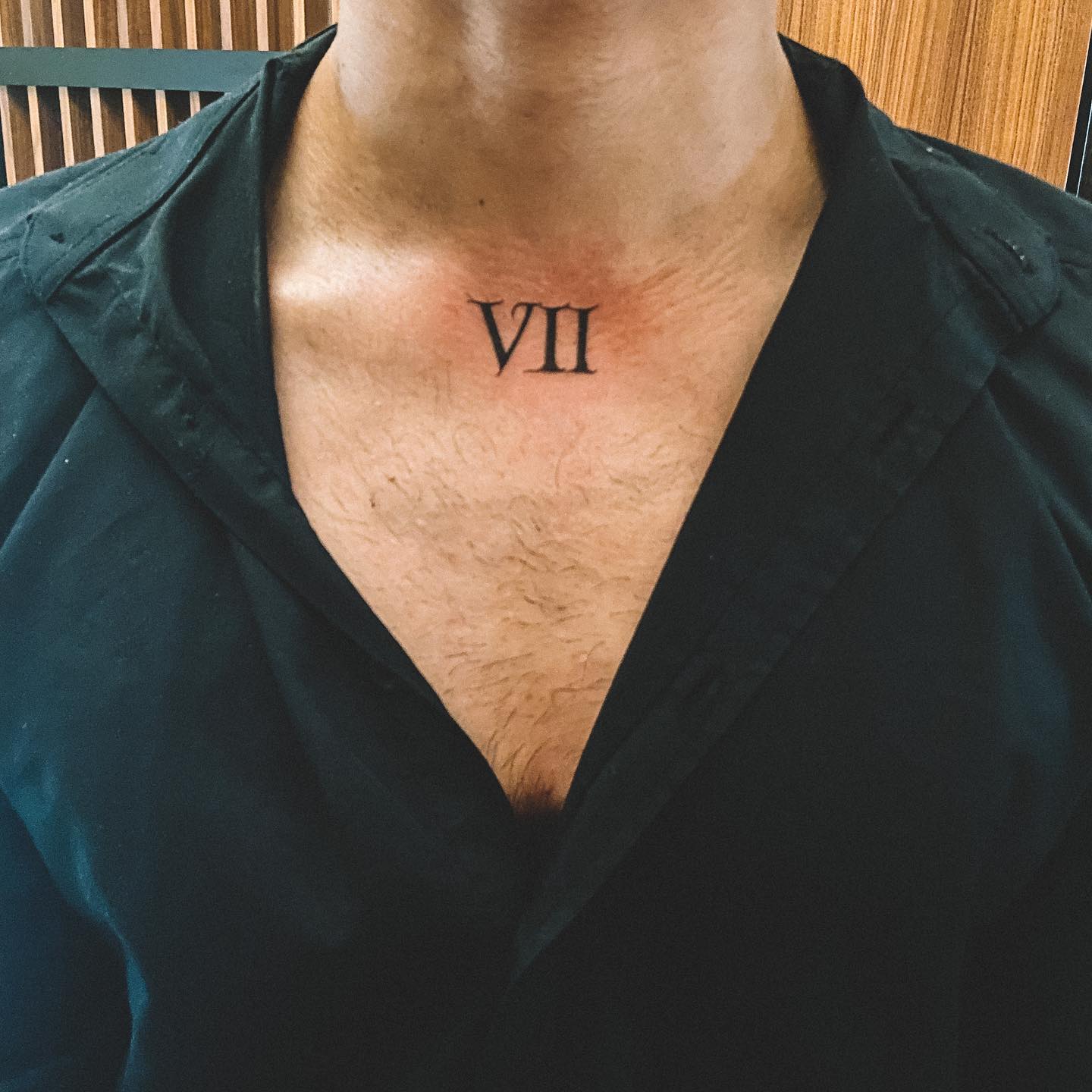 Tatuaje de números romanos en el pecho.