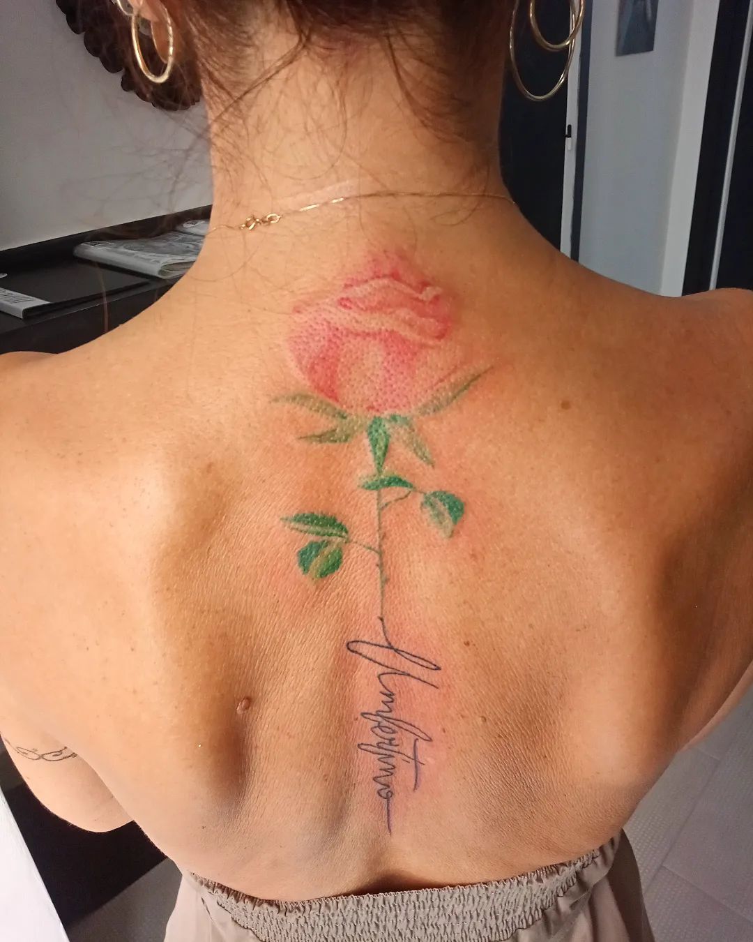 Tatuaje de rosas en la espalda