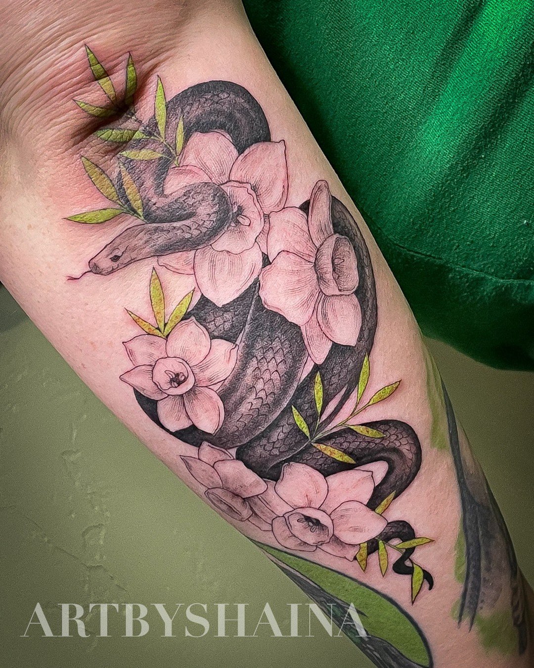 Tatuaje de serpiente y narciso