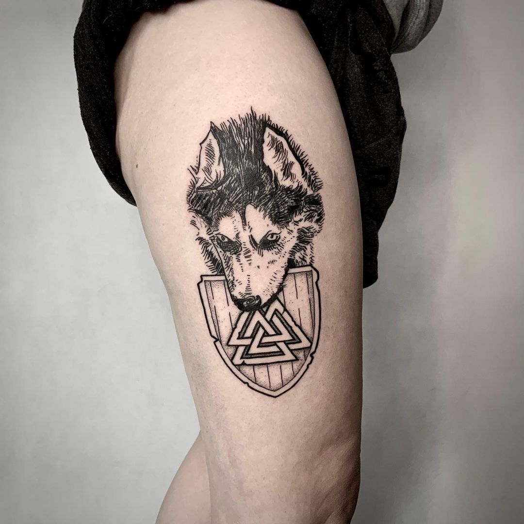 Tatuaje de Valknut en el muslo y Huella de lobo.