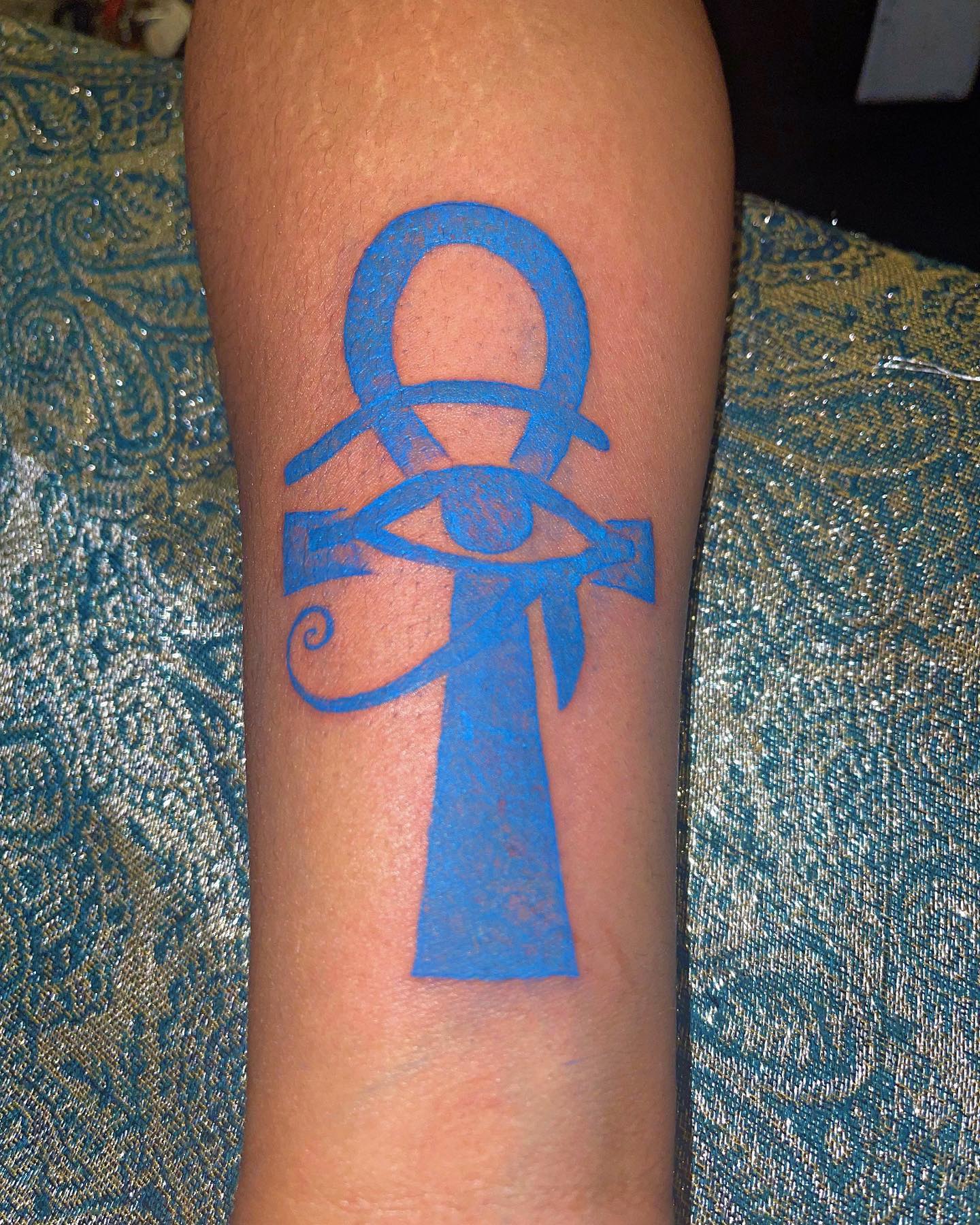 Tatuaje del Ankh rojo