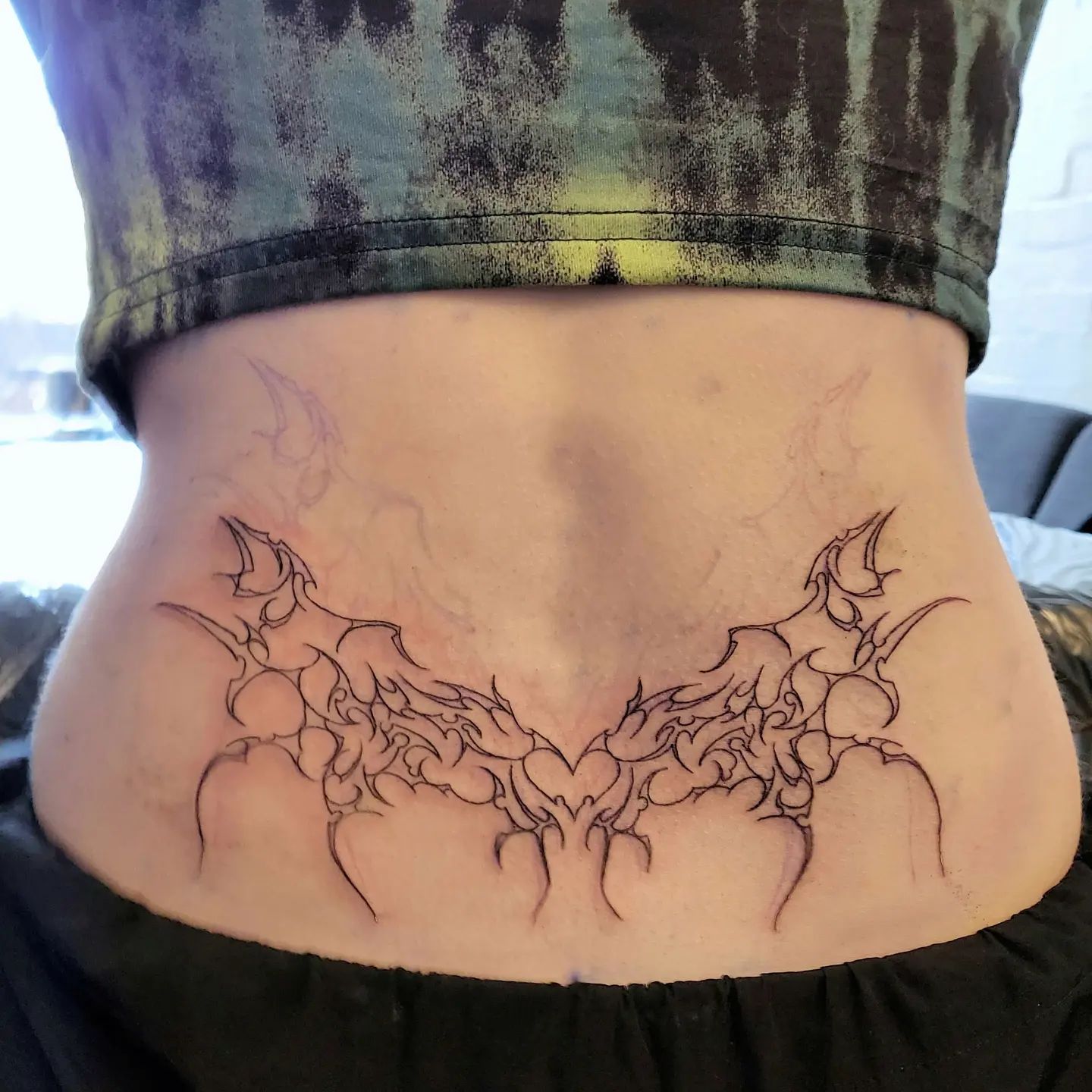 Tatuaje divertido en la parte baja de la espalda