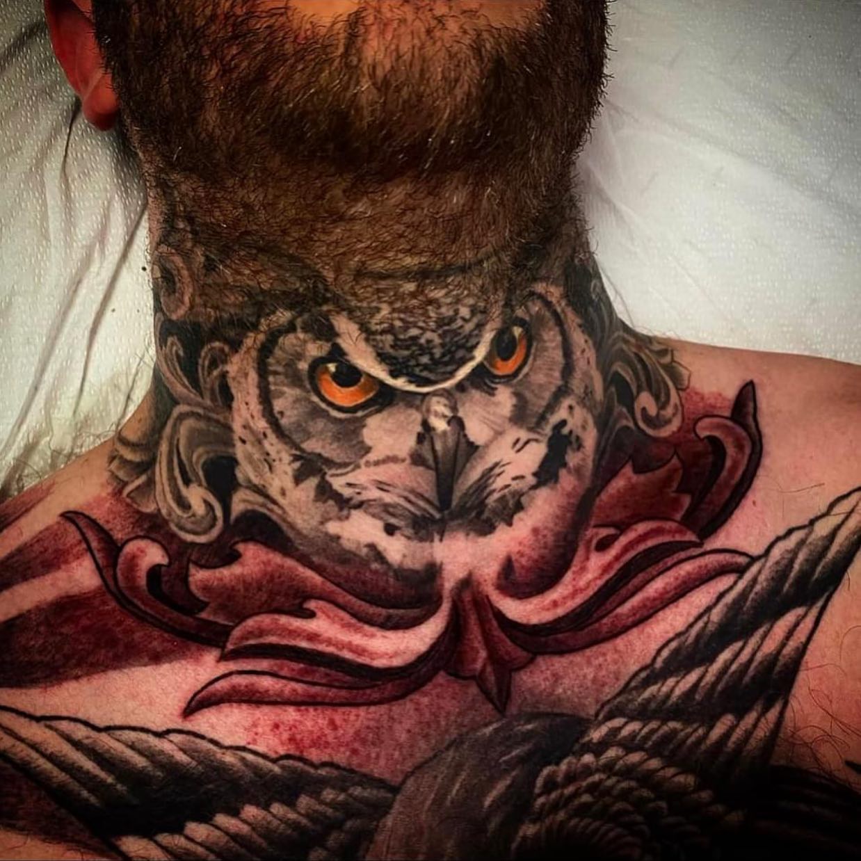 Tatuaje dramático de búho en el cuello