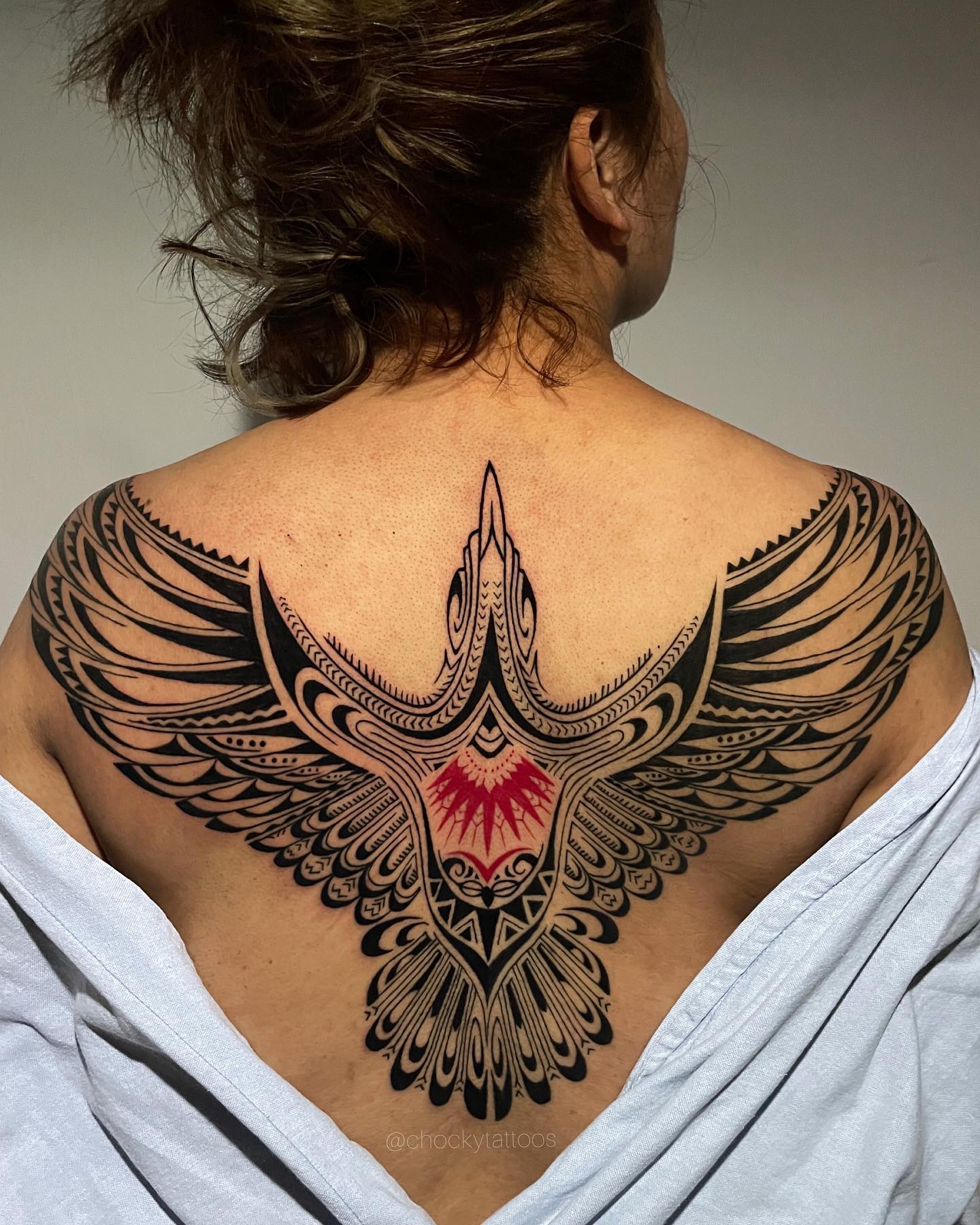 Tatuaje grande de un águila en la espalda.