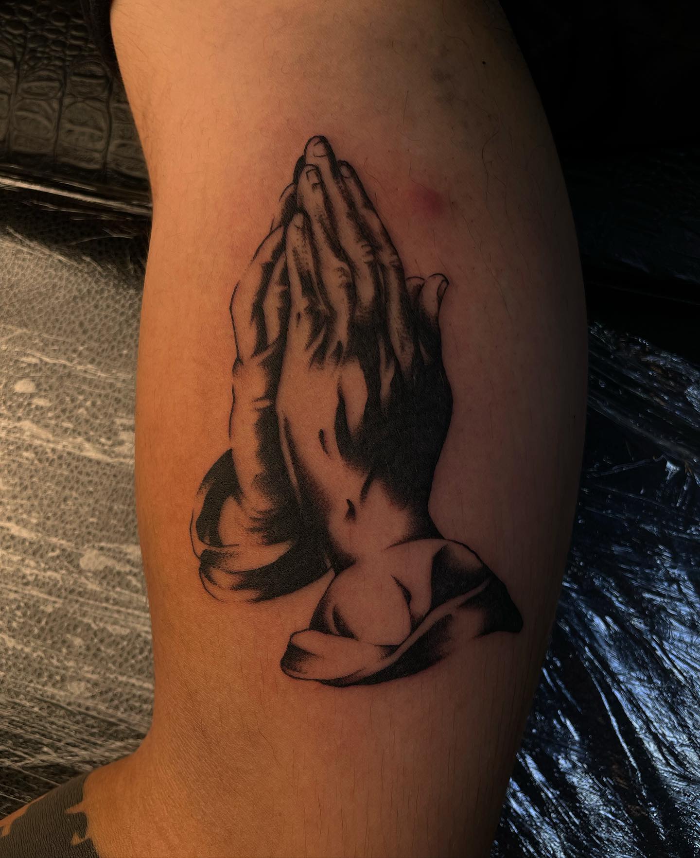 Tatuaje realista de manos rezando