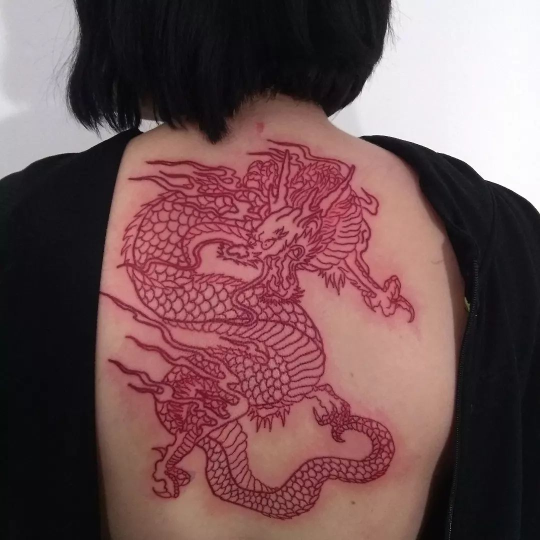 Tatuaje rojo brillante en la espalda