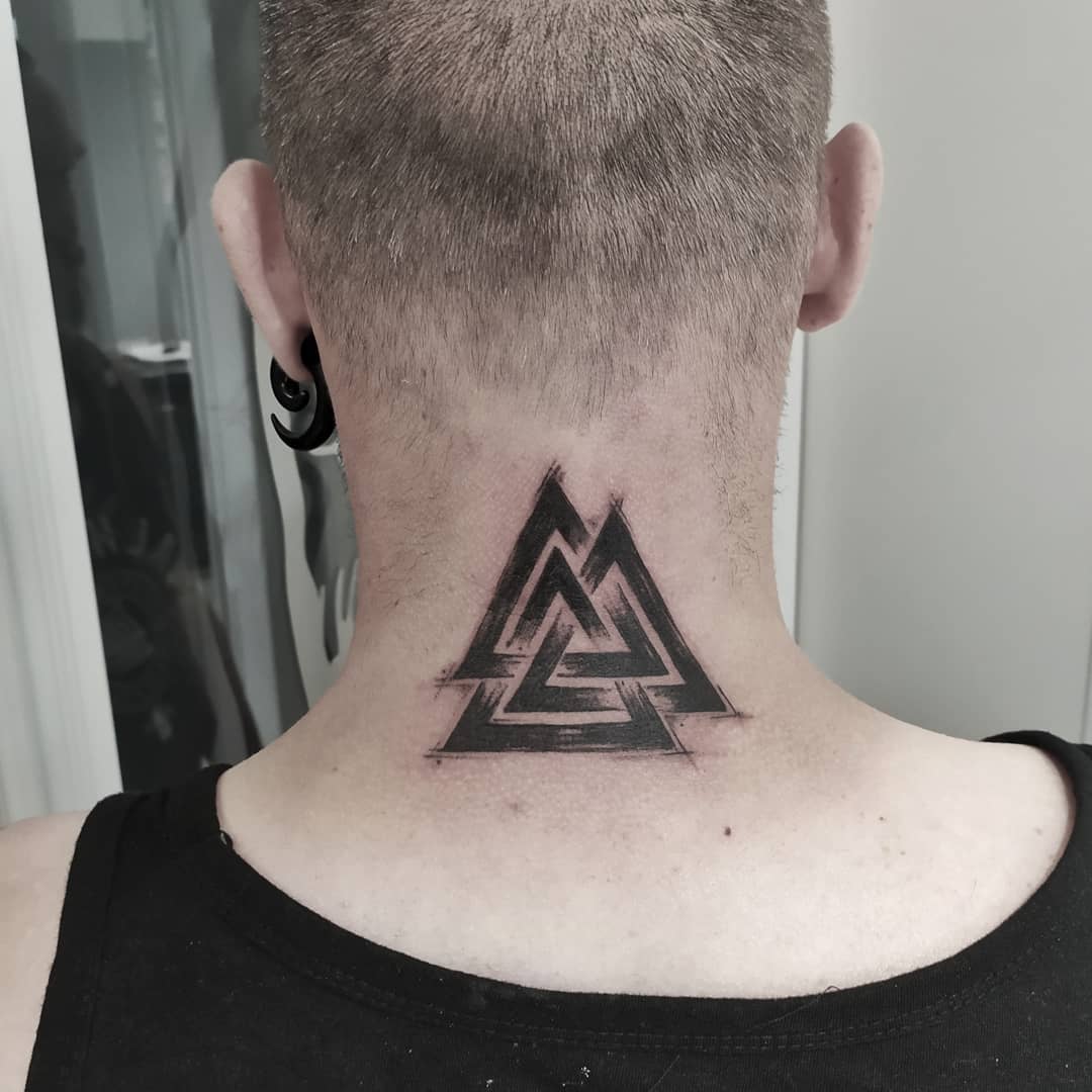 Tatuaje Valknut con cuello negro