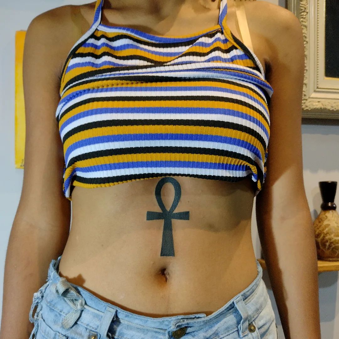 Tobillo, tatuaje de la cruz Ankh.