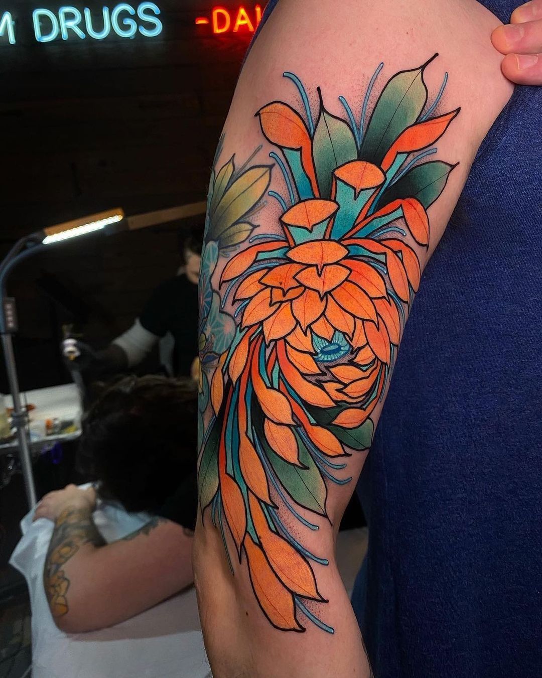 Artsy y Tatuaje de Flor Grande de Crisantemo.