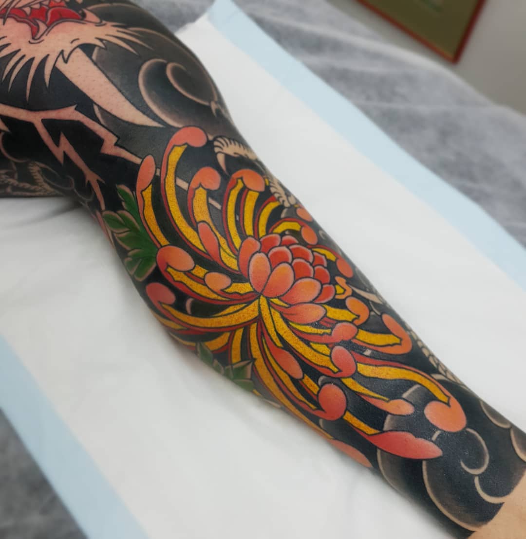 Diseño de tatuaje de flor de crisantemo amarillo