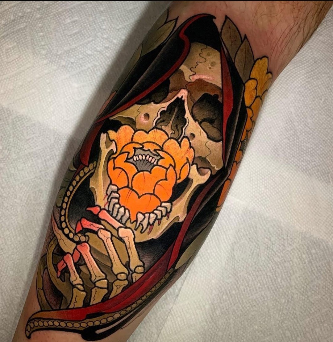 Diseño de tatuaje del segador oscuro en la pierna