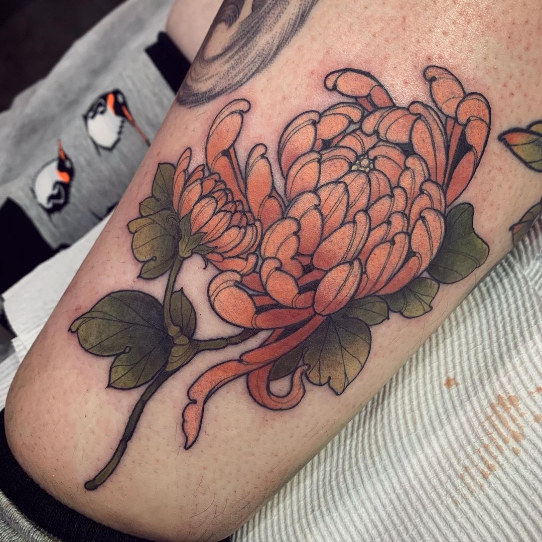 Diseños de tatuajes de flor de crisantemo naranja.