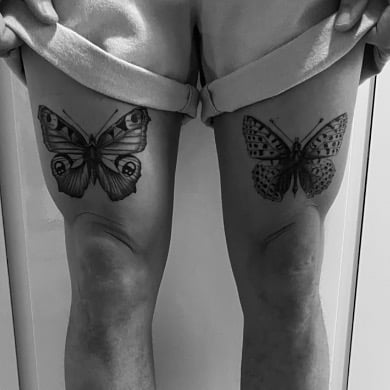 Doble Tatuaje de Mariposa en el Muslo