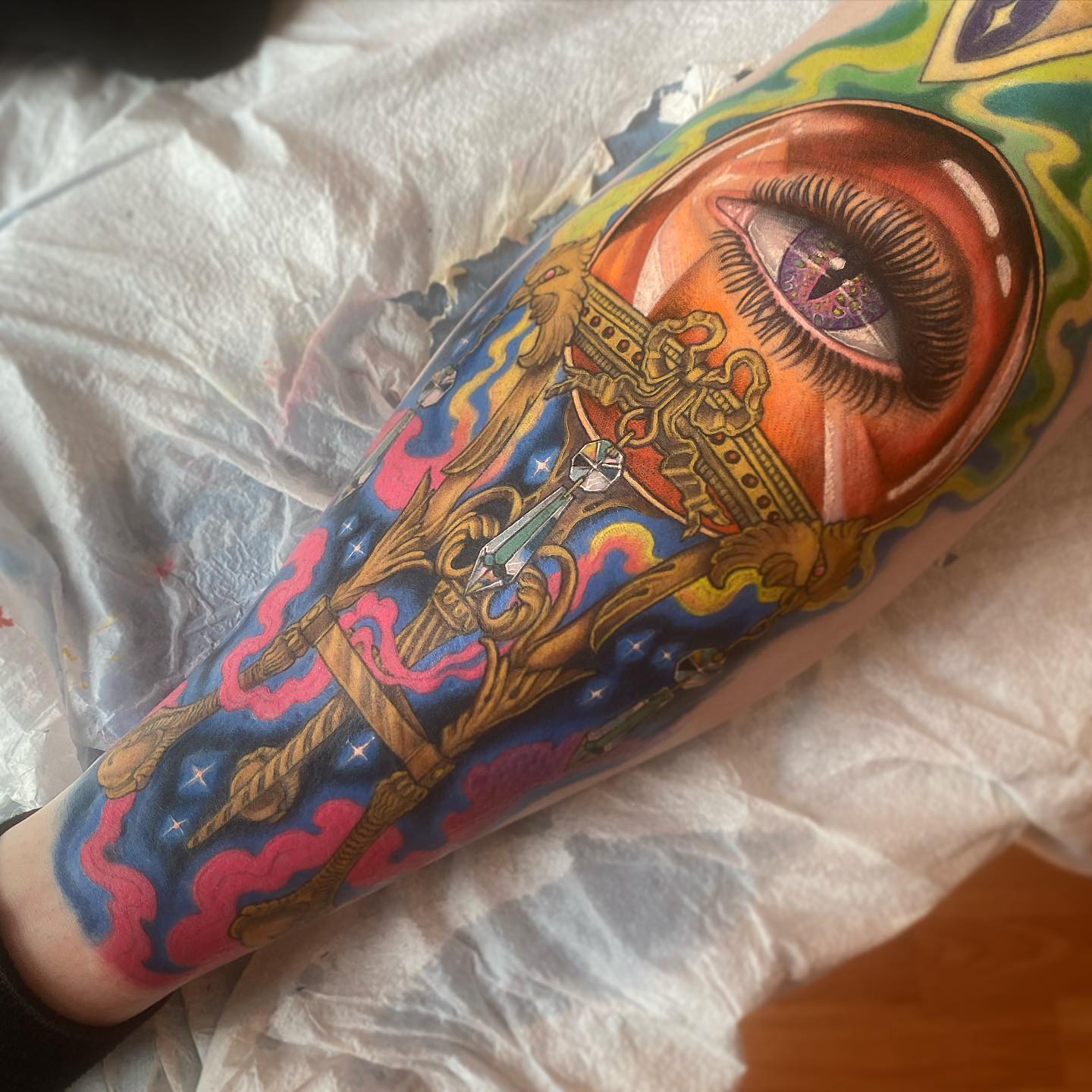 Gran y colorido tatuaje de Ojo Malvado