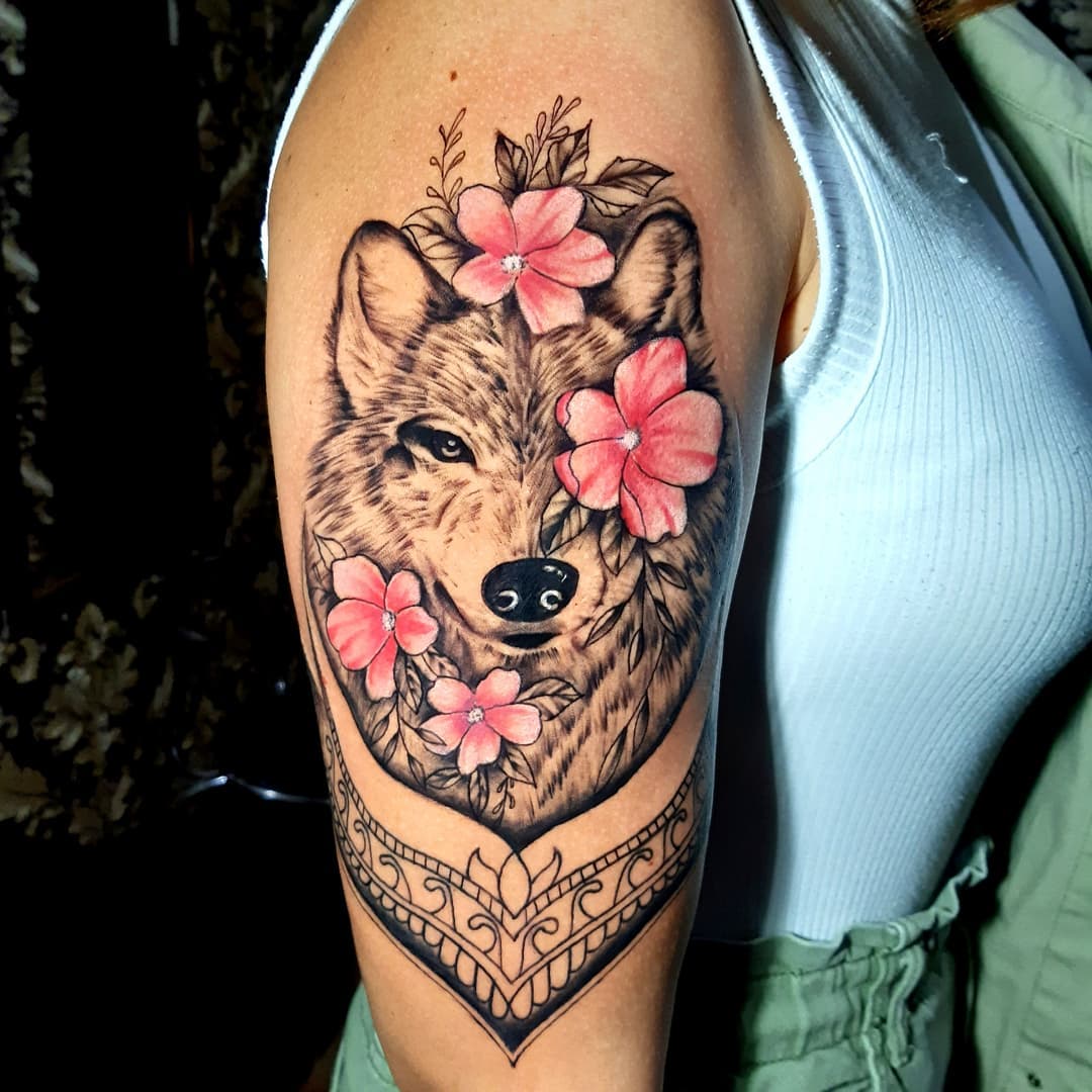 Idea de Tatuaje de Manga Corta de Lobo y Flores