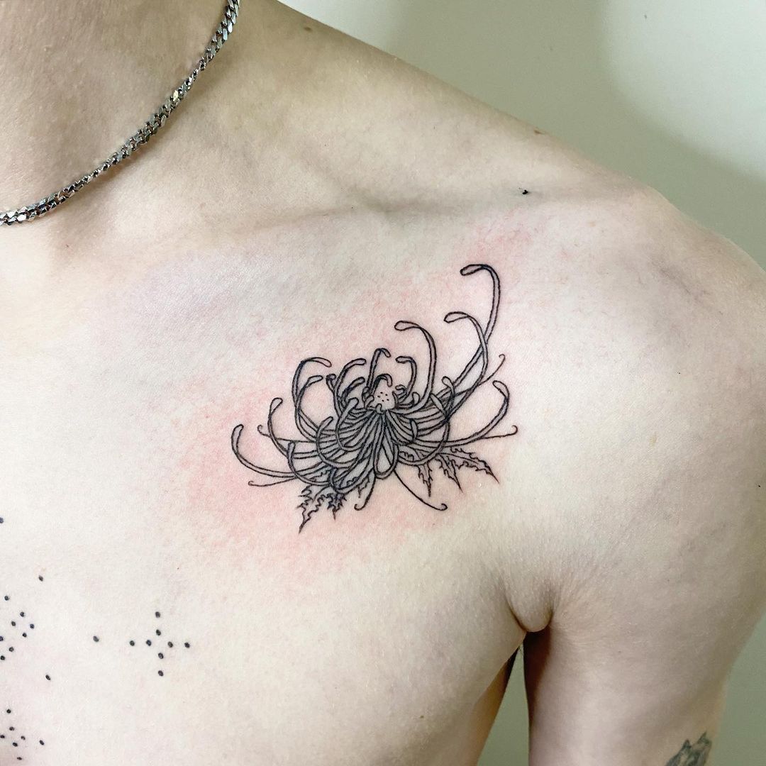 Pecho Tatuaje de Flor de Crisantemo.
