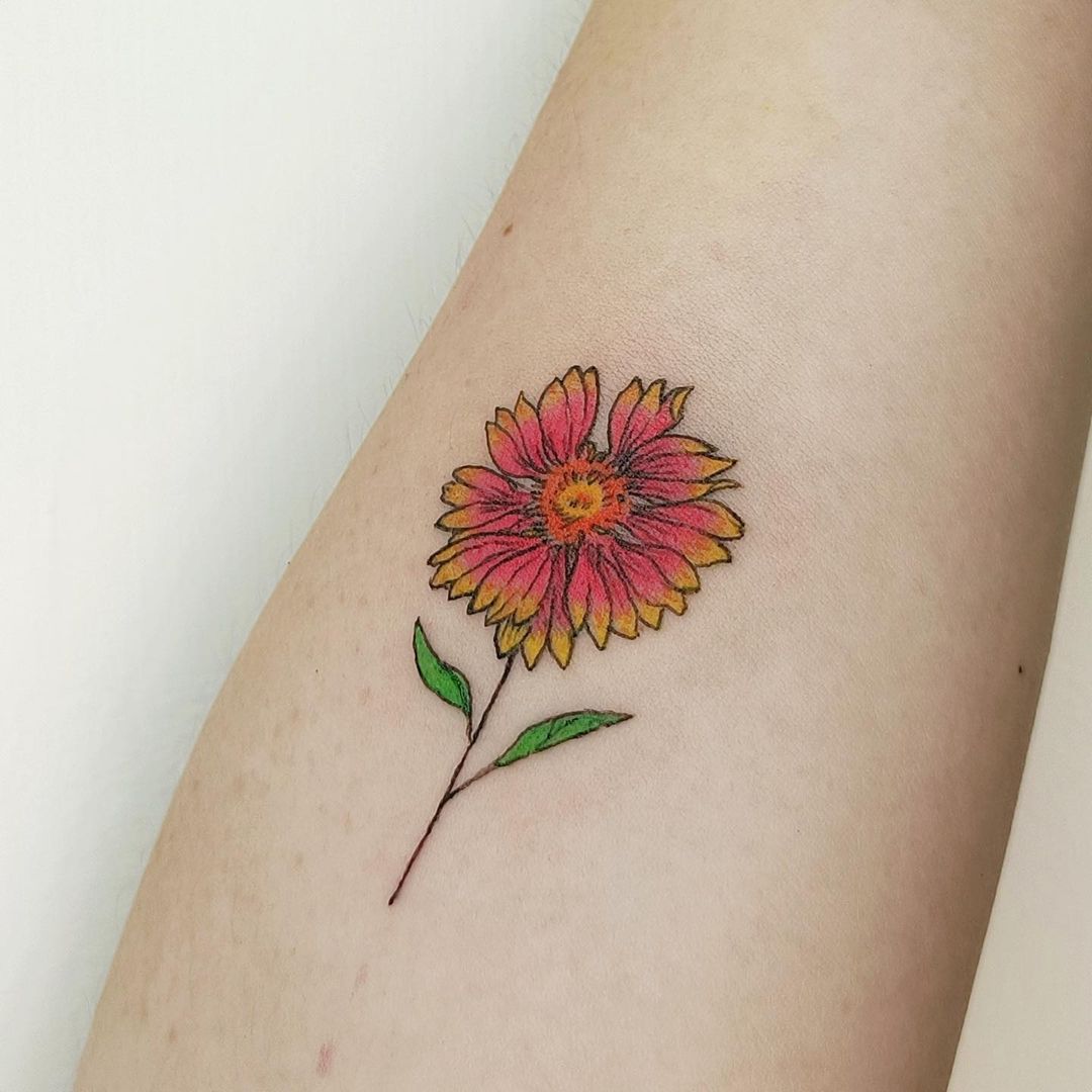 Pequeña idea de tatuaje de flor de crisantemo.
