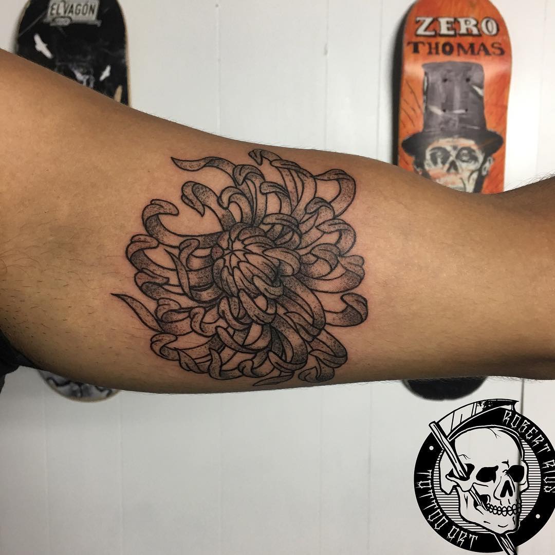 Pequeño tatuaje de flor de crisantemo