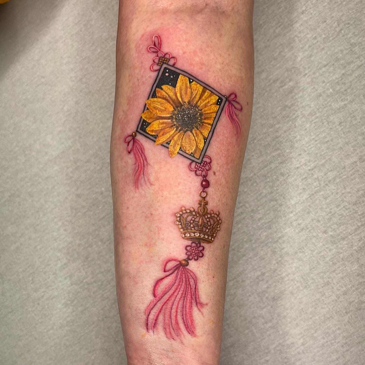 Tatuaje de brazo de girasol toque de color.