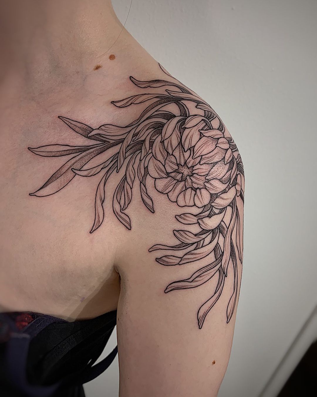 Tatuaje de Flor Crisantemo en el Hombro