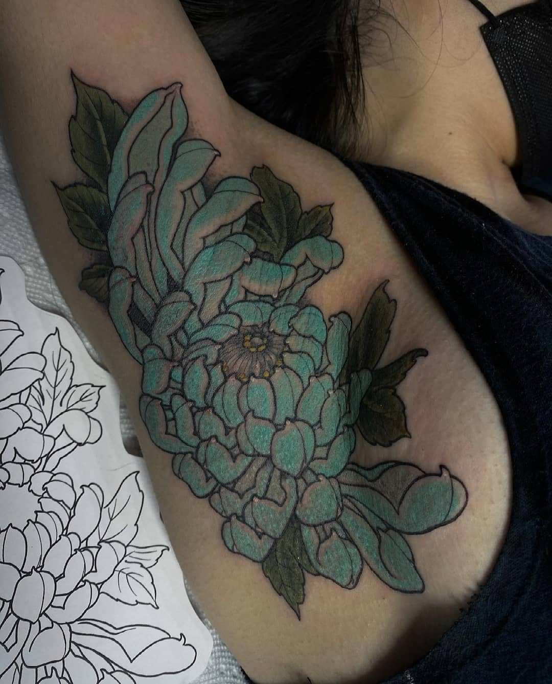 Tatuaje de flor de crisantemo azul claro