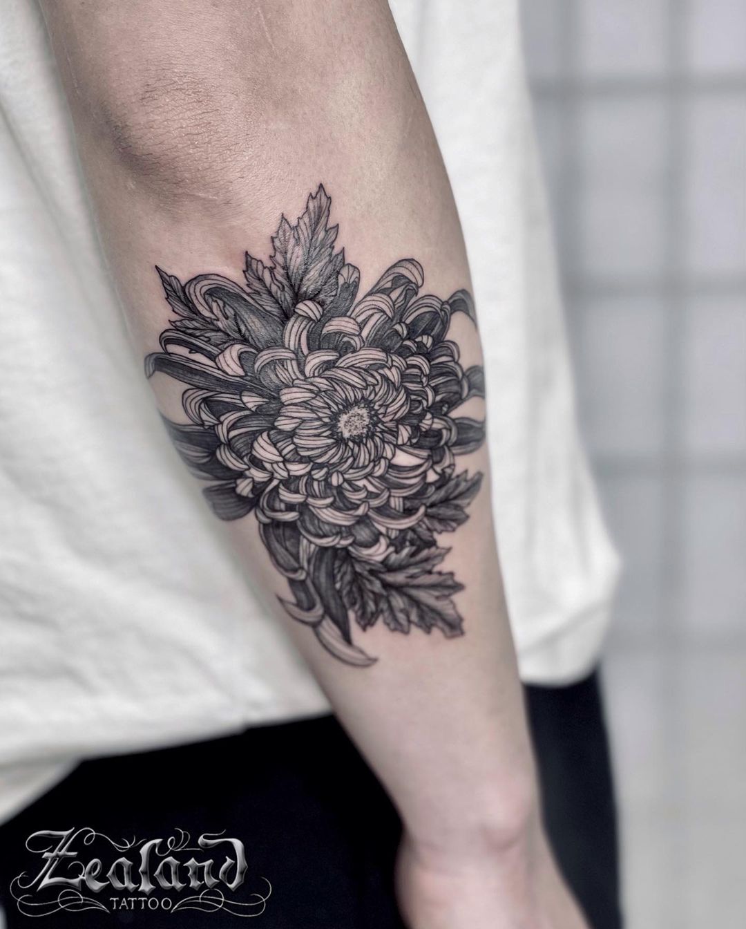 Tatuaje de flor de crisantemo blanco y negro