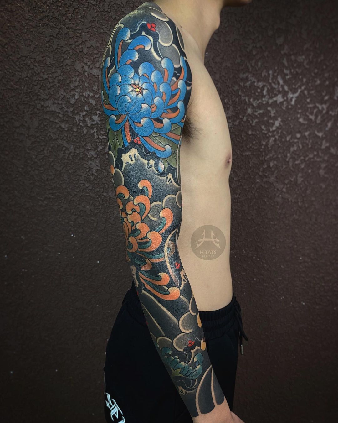 Tatuaje de Flor de Crisantemo con Mangas Coloridas
