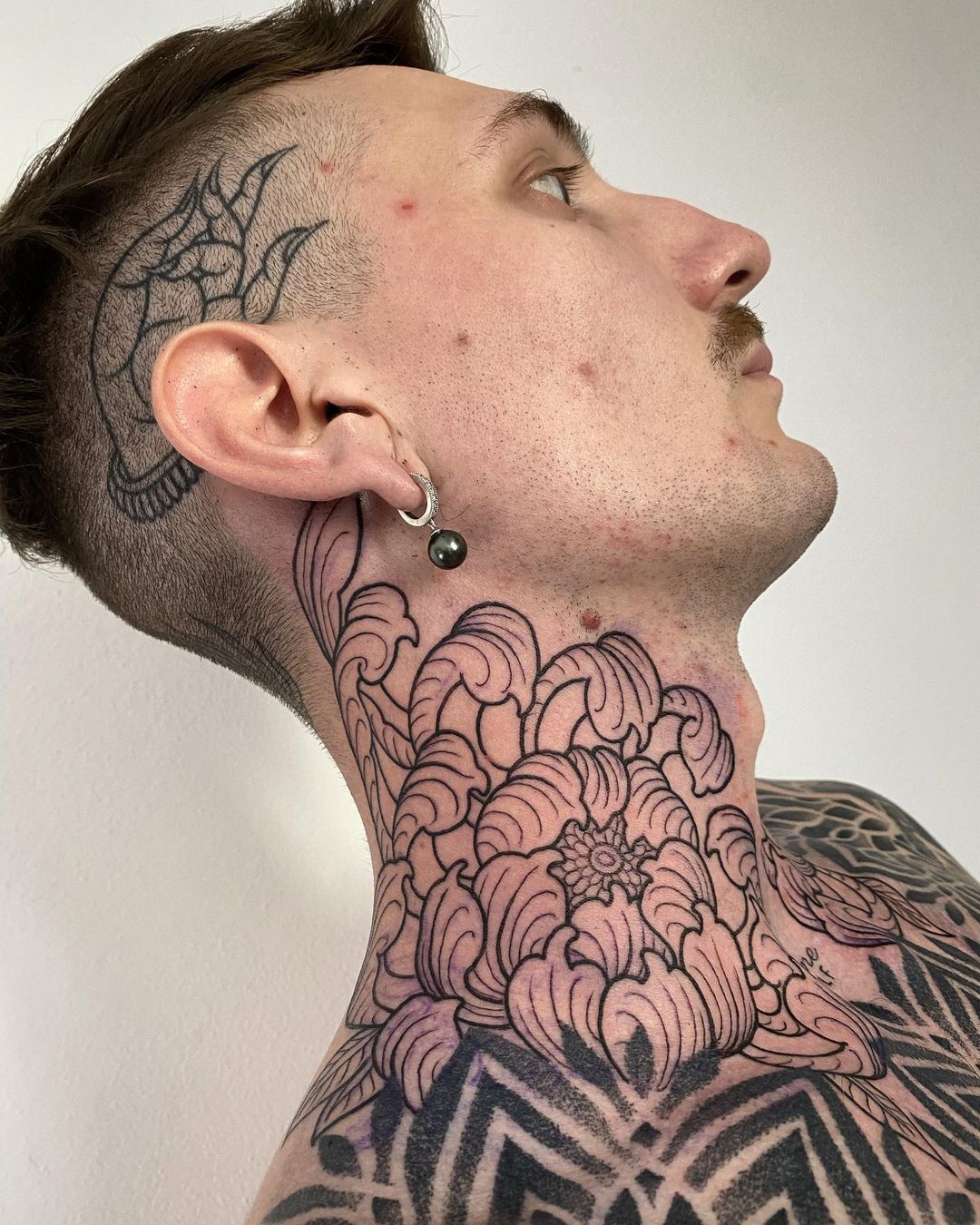 Tatuaje de flor de crisantemo en el cuello