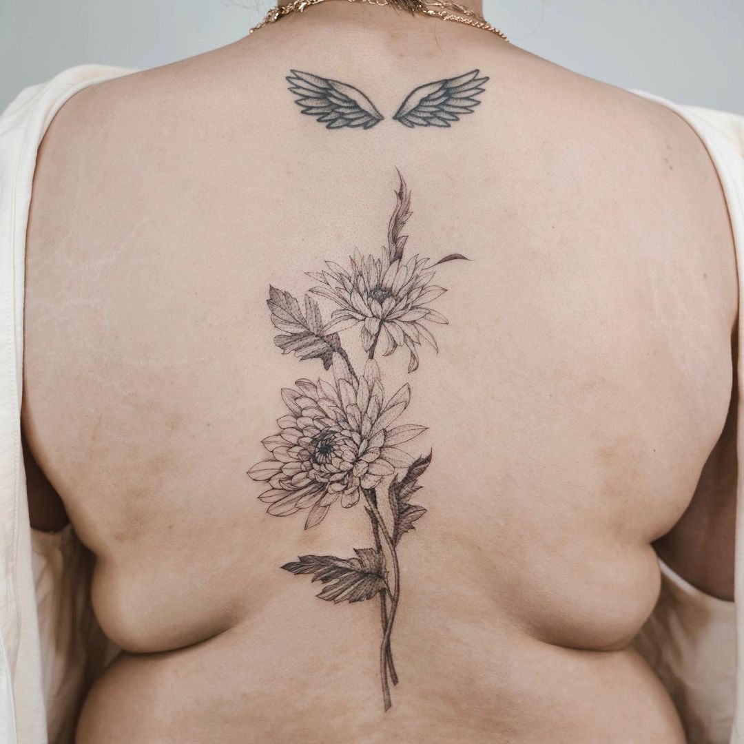 Tatuaje de flor de crisantemo en la espalda