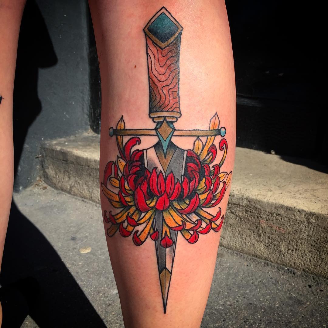 Tatuaje de flor de crisantemo en la pantorrilla