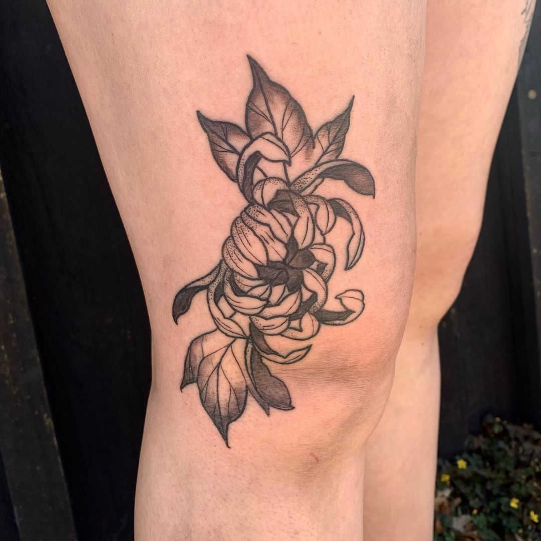 Tatuaje de Flor de Crisantemo en la Pierna