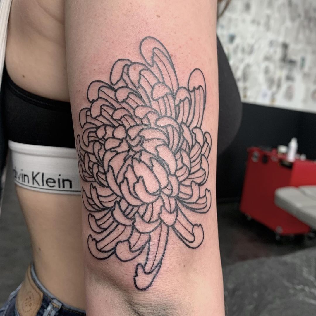 Tatuaje de flor de crisantemo negra y blanca.