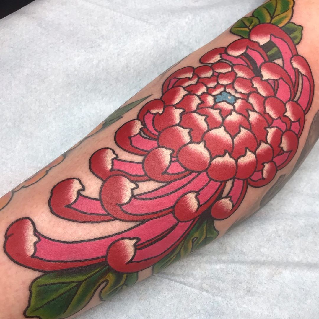 Tatuaje de flor de crisantemo rojo brillante
