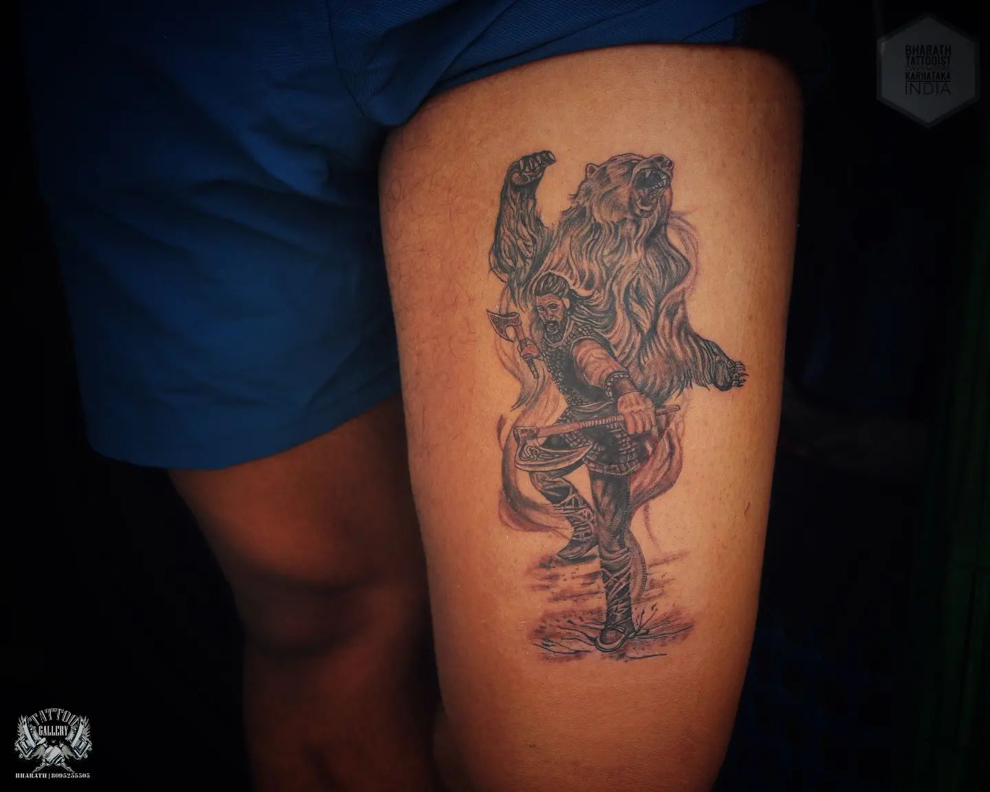 Tatuaje de guerrero vikingo en el muslo.