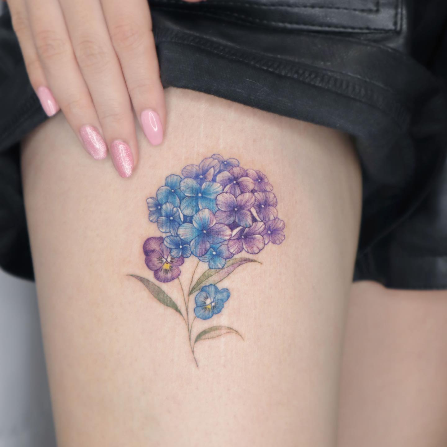 Tatuaje de hortensia azul y morada.